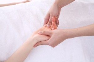 健康な美爪を育てるためのセルフハンドマッサージ