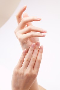 ハンドクリームを塗る手